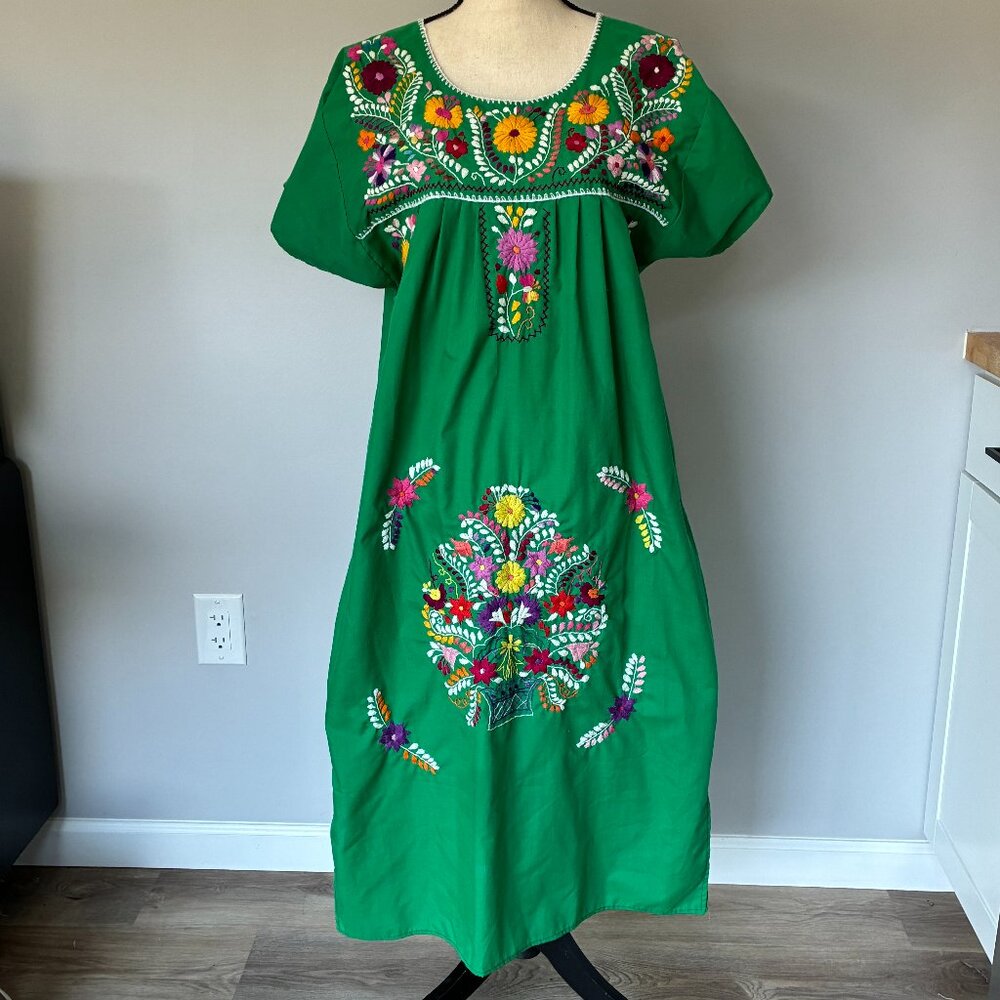 Green Vintage Oaxacan Mexican Floral Embroidered Dress. Size S/M.